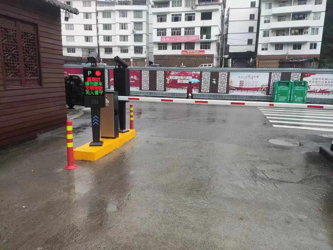 智能停車場管理系統 集成車牌識別、道閘維修與倒車系統的全面解決方案